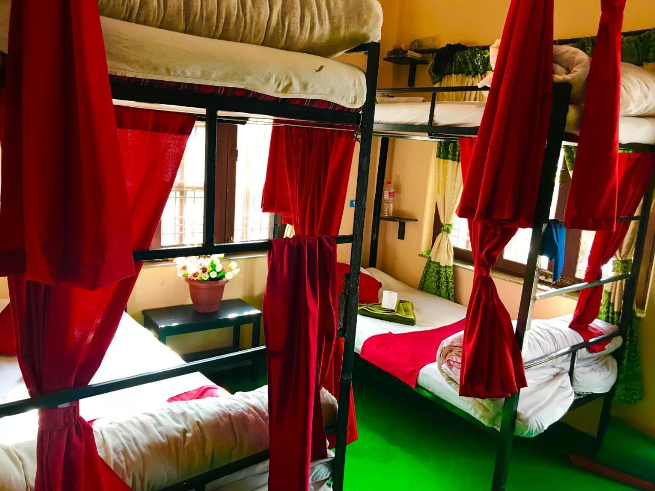 Aroma Tourist Hostel Pokhara Eksteriør bilde