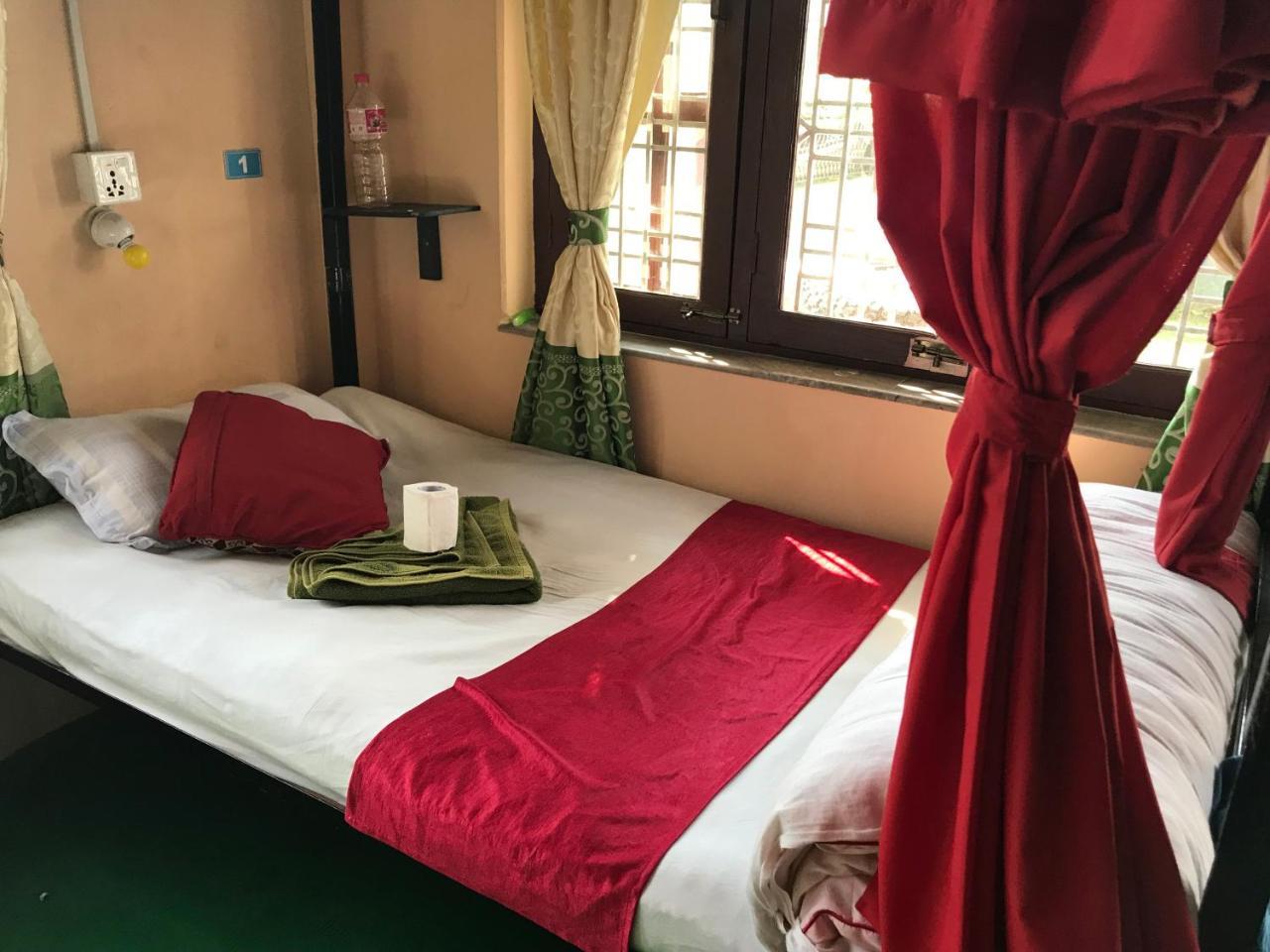 Aroma Tourist Hostel Pokhara Eksteriør bilde