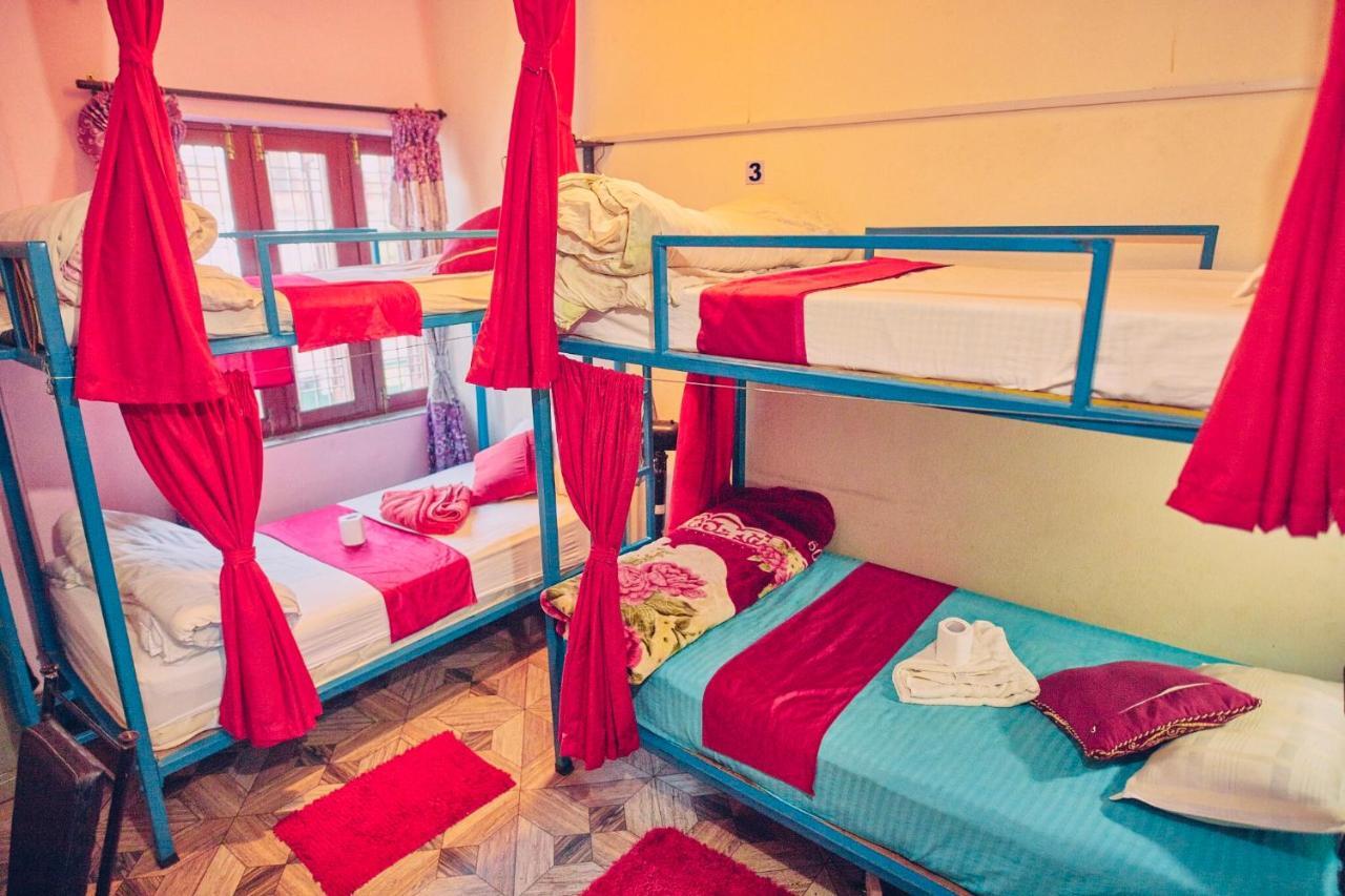 Aroma Tourist Hostel Pokhara Eksteriør bilde