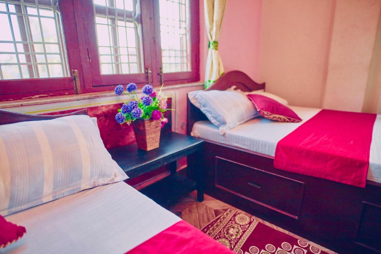 Aroma Tourist Hostel Pokhara Eksteriør bilde